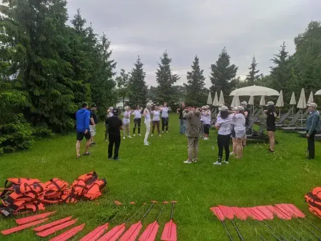 Красные вёсла на поляне перед заездом