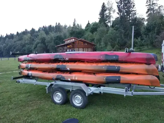 Прицеп с байдарками на поле