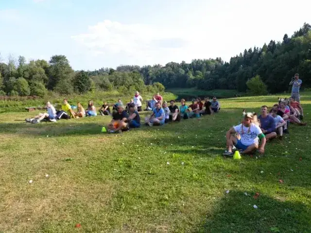 Участники отдыхают на траве у реки